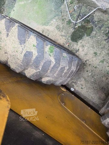 Kolový nakladač CATERPILLAR 226D3 Lader mit Schwergutschaufel