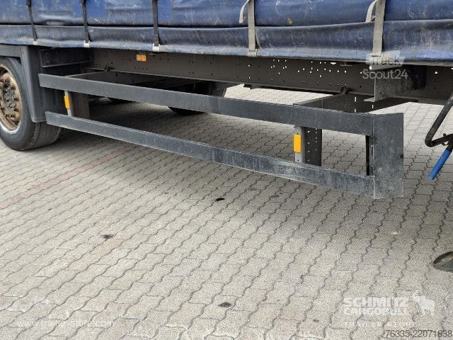 Nyitott ponyvás félpótkocsi Schmitz Cargobull Curtainsider Mega