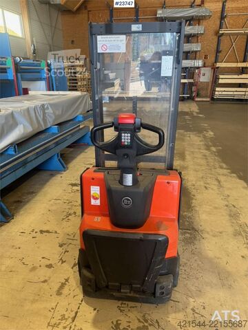Heftruck Linde SWE100 Pedestrian Pallet Stacker