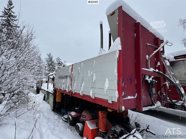 Tyllis jumbo oplegger met HMF-kraan Tyllis jumbo semi-trailer with HMF crane