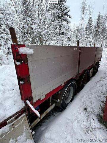 Tyllis jumbo oplegger met HMF-kraan Tyllis jumbo semi-trailer with HMF crane