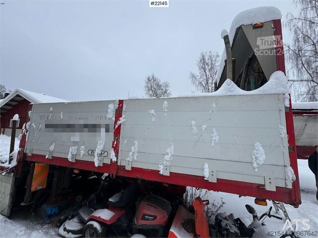 Tyllis jumbo oplegger met HMF-kraan Tyllis jumbo semi-trailer with HMF crane