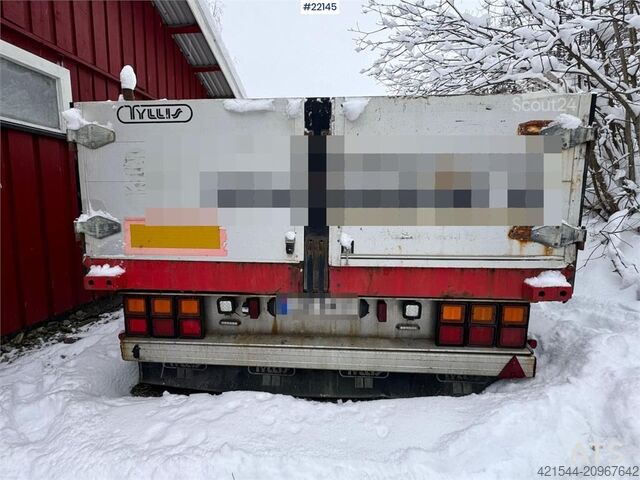 Tyllis jumbo oplegger met HMF-kraan Tyllis jumbo semi-trailer with HMF crane