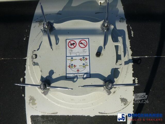 Silo Feldbinder Powder tank alu 60 m3 / Compressor diesel engine.