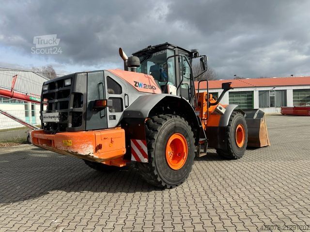 Radlader HITACHI ZW250-5B / Waage