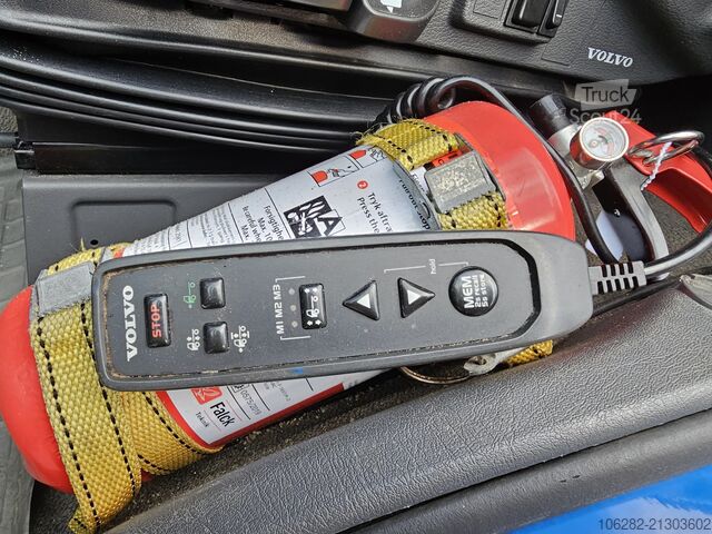 Tovornjak s hladilnim zabojnikom VOLVO FM330 6x2 FRIGOBLOCK Multizone Lenk u. L