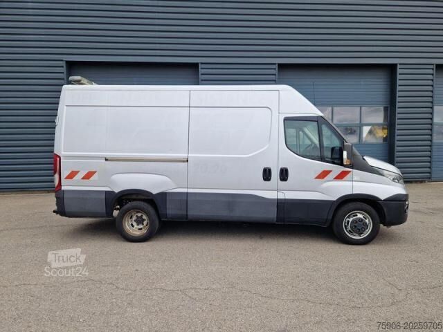 Transporter mit Koffer Iveco Daily 35C18