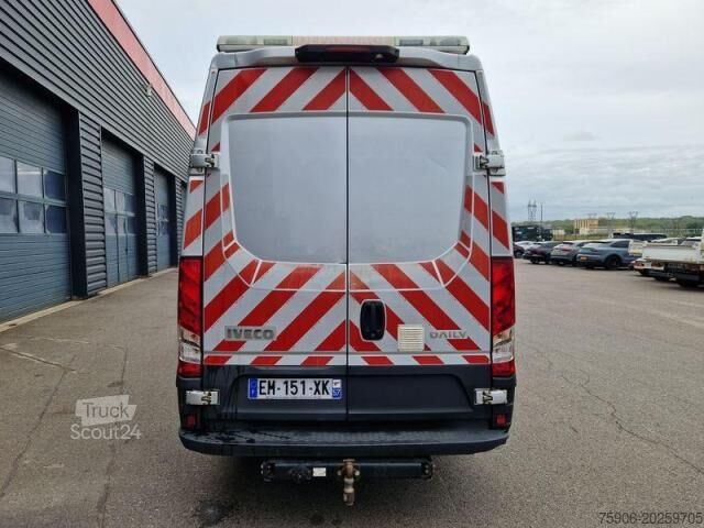 Transporter mit Koffer Iveco Daily 35C18