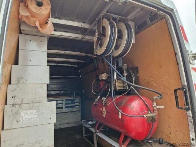 Transporter mit Koffer Iveco Daily 35C18
