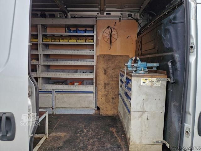 Transporter mit Koffer Iveco Daily 35C18