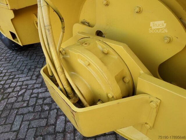 Jednoduchý válec Bomag BW 211 AD
