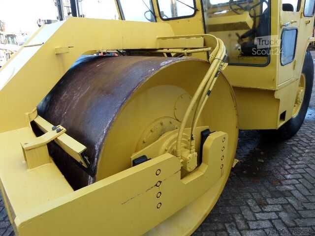 Jednoduchý válec Bomag BW 211 AD