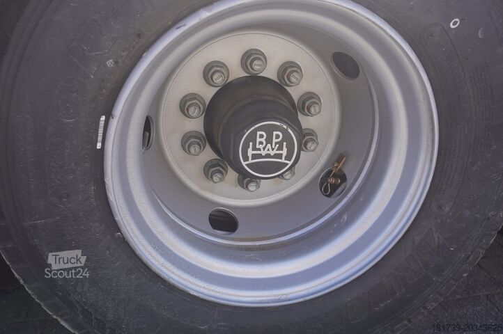 Трактор и НОВЫЙ низкорамный полуприцеп MAN TGX 28.510 6×2 / BRAND-NEW Kässbohrer LB