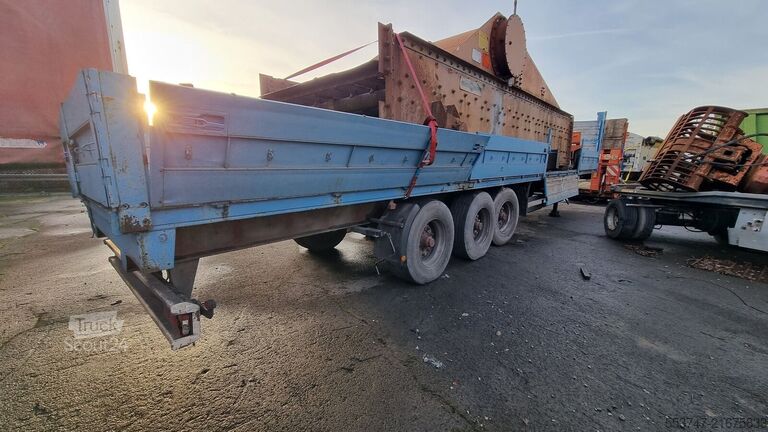 Płaska skrzynia Schwarzmüller 