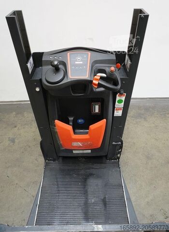 Pracownik kompletacji zamówień na wysokim poziomie Linde V 10 5212