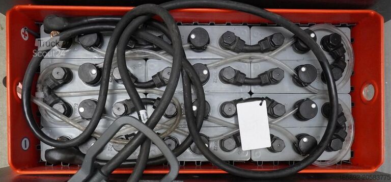 Pracownik kompletacji zamówień na wysokim poziomie Linde V 10 5212