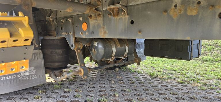 Transporteris su plokščia platforma ir brezentu Iveco EuroCargo 75