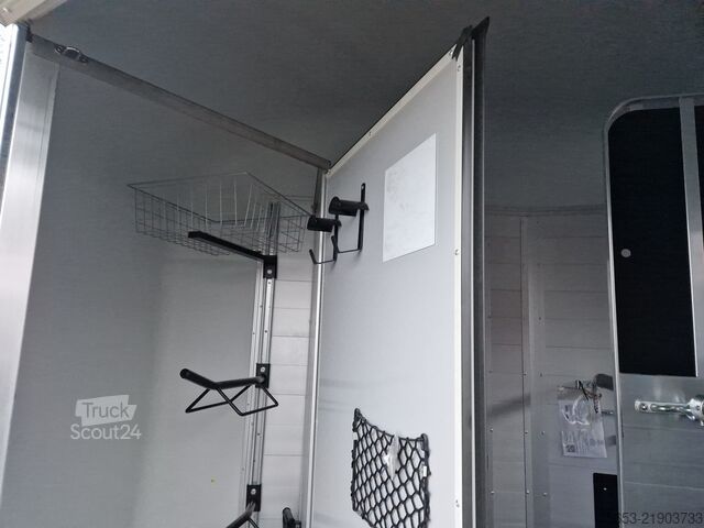 Przyczepa do transportu koni Cheval Liberté Touring XL Sattelschrank Frontexit