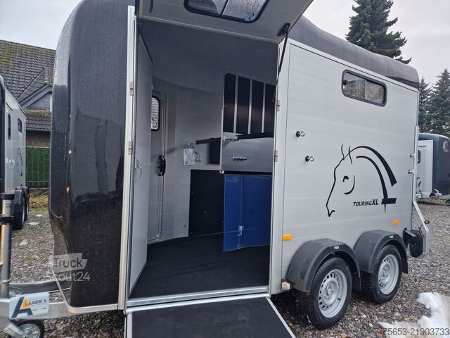 Przyczepa do transportu koni Cheval Liberté Touring XL Sattelschrank Frontexit