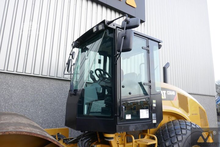 однобарабанный каток Caterpillar CS64B