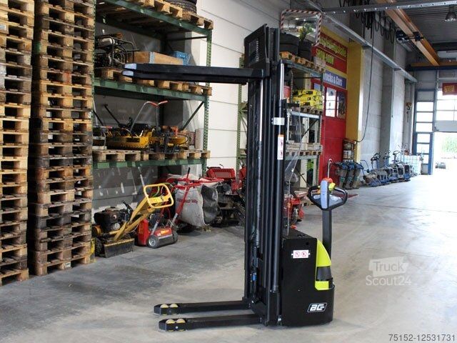 Hochhubwagen Clark SWX 16