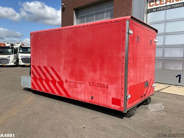  Gesloten 18m³ container met oprijrampen ex-brandweer!