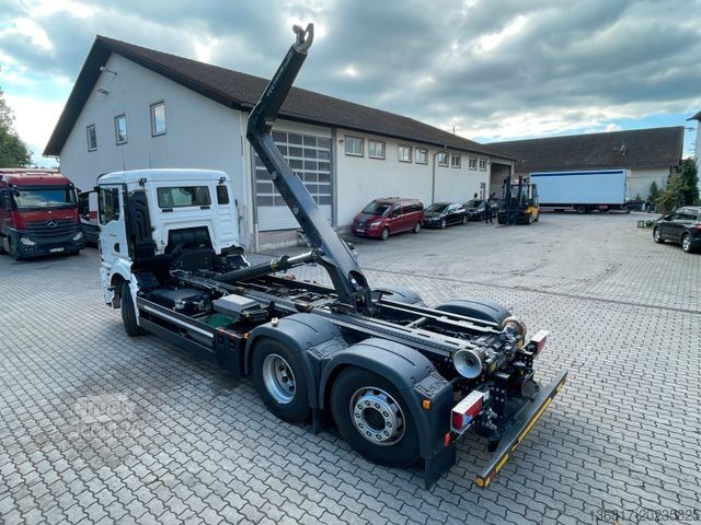 Tovornjak s kavljem za kontejnerje MAN TGS 26.480 6x2 BLL Abroller Meiller RS21.65 Lenk