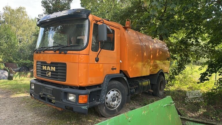 Spazzatrice MAN M05