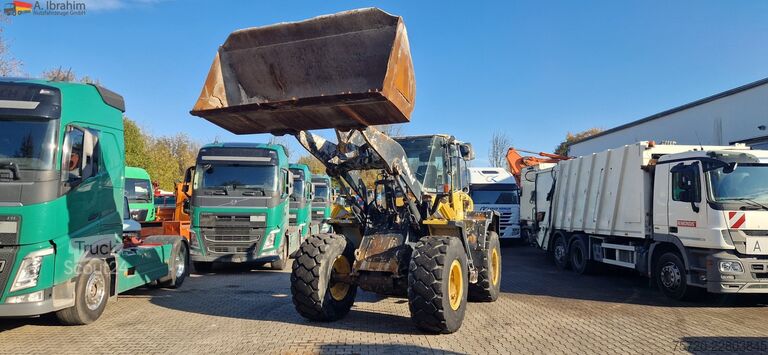 Φορτωτής με ελαστικά Komatsu WA 200  technische Wartung beim Komatsu Service