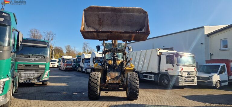 Φορτωτής με ελαστικά Komatsu WA 200  technische Wartung beim Komatsu Service