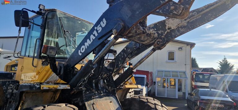 Φορτωτής με ελαστικά Komatsu WA 200  technische Wartung beim Komatsu Service