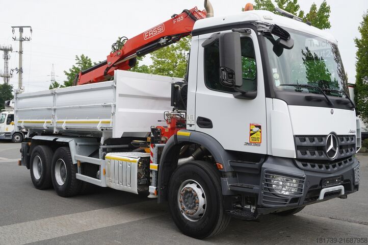Basculantă trilaterală Mercedes-Benz Arocs 2636 / 6x4 / HDS Fassi / 3-Way Tip