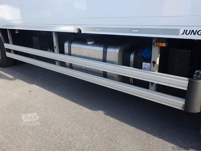 Camião de caixa fechada IVECO ML 160 E 32 P Koffer 7,25m/LBW/AHK/Klima/69 tkm