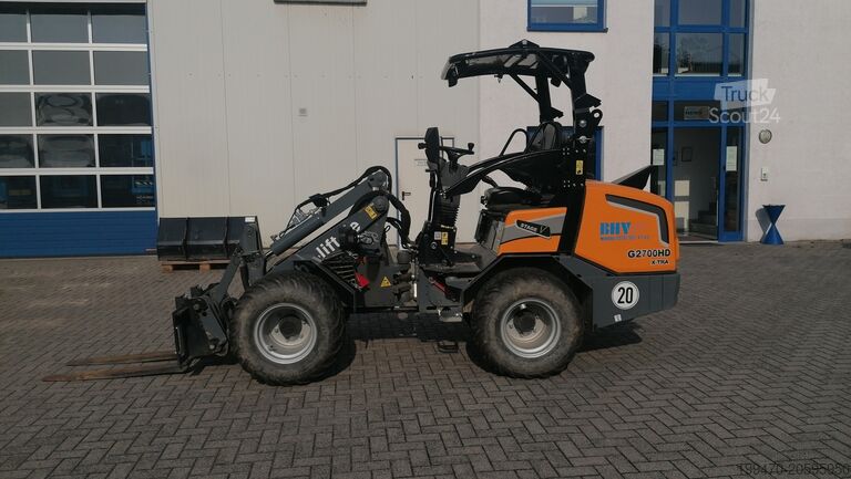 Ekskavatör GIANT G2700 X-tra HD with loader bucket and palletfork
