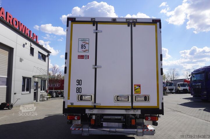 хладилен камион Renault D12 / Lamberet refrigerated truck / lift