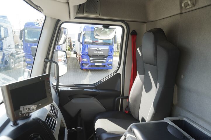 хладилен камион Renault D12 / Lamberet refrigerated truck / lift