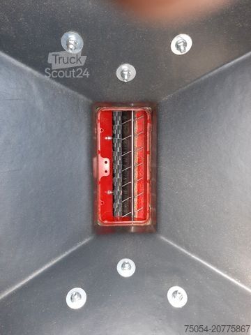 Cultivador de campo Grünlandstriegel mit Drillstar