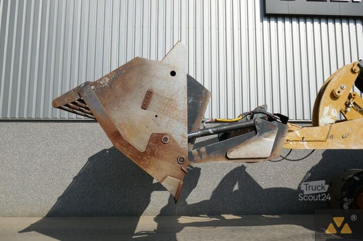 колісний навантажувач Caterpillar 938M