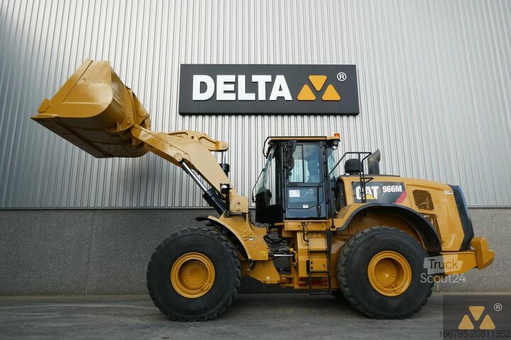 Kolesni nakladalnik Caterpillar 966M