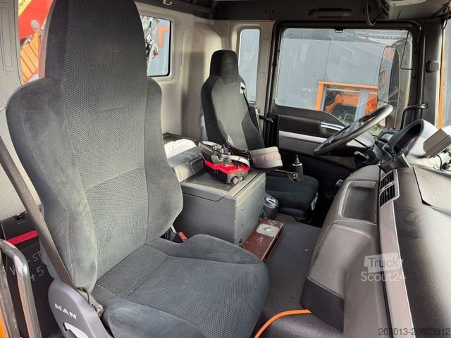 Gru montata su autocarro MAN TGS 18.360 4x4 Kipper Kran PALFINGER Winterd.