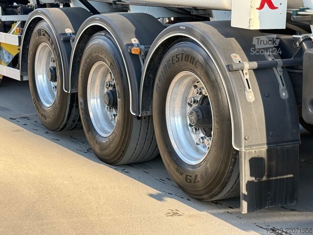 Tartály félpótkocsi KÄSSBOHRER AD-BLUE 28 cbm,Bartec Messanlage,Vogelsang Pumpe