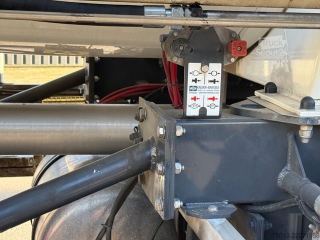 Tartály félpótkocsi KÄSSBOHRER AD-BLUE 28 cbm,Bartec Messanlage,Vogelsang Pumpe