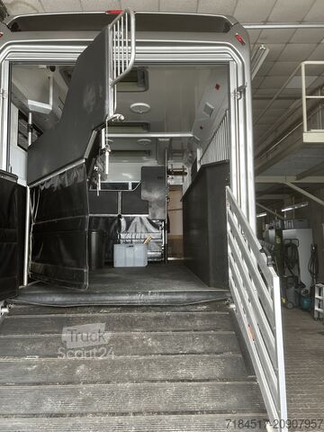 Autorulotă pentru cai Daimler Actros