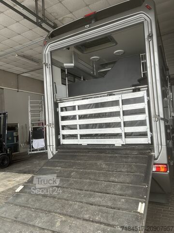 Autorulotă pentru cai Daimler Actros