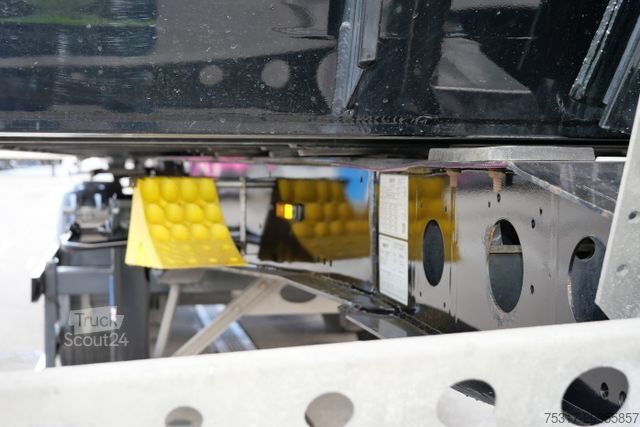 Semi-remorque benne SCHMITZ CARGOBULL SKI 24 SL 9,6/ 55 m³ MULTITÜRE 6300 kg GETREIDE