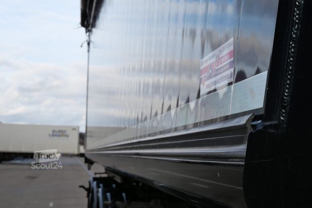 Semi-remorque benne SCHMITZ CARGOBULL SKI 24 SL 9,6/ 55 m³ MULTITÜRE 6300 kg GETREIDE