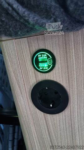 Delno integriran avtodom za 5 oseb. Sun Living- Adria Gruppe S 70 SP