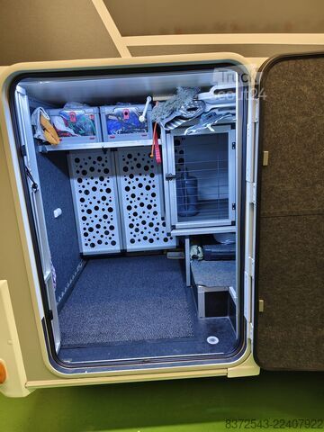 Delno integriran avtodom za 5 oseb. Sun Living- Adria Gruppe S 70 SP