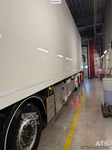 Liukuvat pressut Ekeri T3-K 3 axle closed semi trailer w/ full side openi