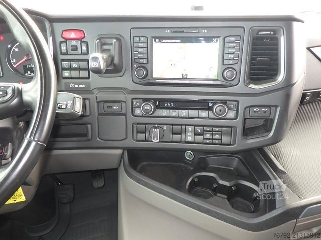 Kutu kamyonu SCANIA P 280 B Getränkeko. 7,3m/Lasi/LBW/2xAHK/Vollluft